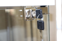 Glass door cabinet lock for single hinged doors 4